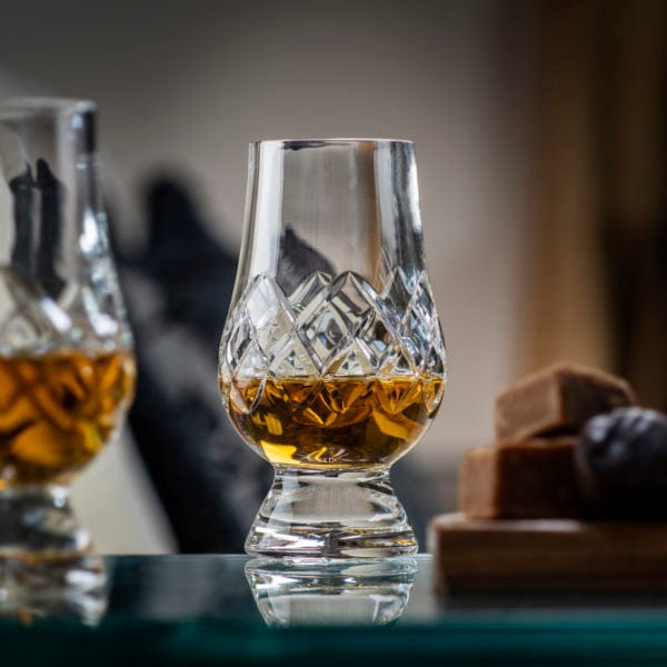 In this photo Glencairn Cut Glass Mood4Whisky