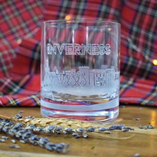 In this photo Glencairn Whisky tumbler Skyline Inverness Mood4Whisky