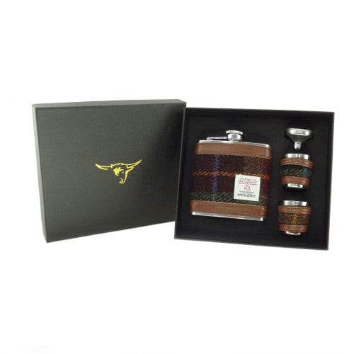 In this photo Hip Flask Gift Set Rust Check - Luxury Set - Harris Tweed - Glen Appin of Scotland Mood4Whisky