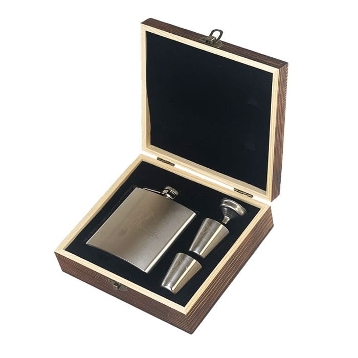 In this photo Hip Flask Golf - Luxury Set - Metal Engraved - Selbraehouse Scotland Mood4Whisky
