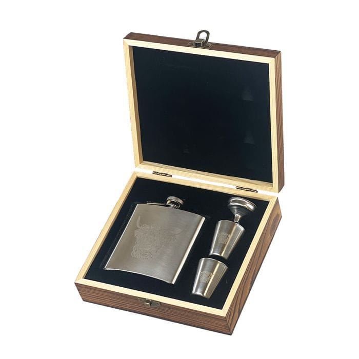 In this photo Hip Flask Highland Cow - Luxury Set - Metal Engraved - Selbraehouse Scotland Mood4Whisky