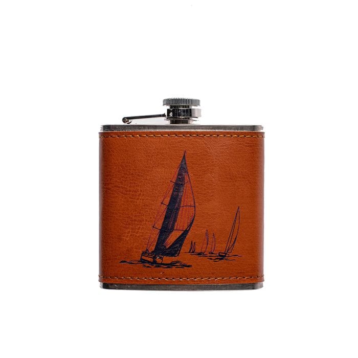 In this photo Hip Flask Saling - Leather - Selbraehouse Scotland Mood4Whisky