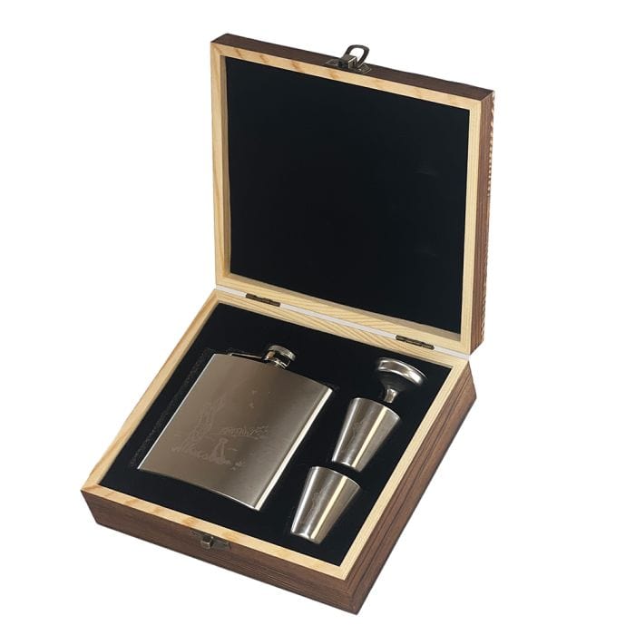 In this photo Metal Hip Flask Hunting - Luxury Set - Metal Engraved - Selbraehouse Scotland Mood4Whisky